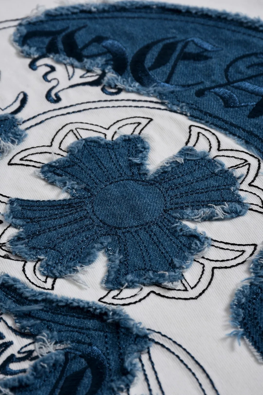 P190 Chrome Hearts CH Cross 26SS New product is hot at the same time💥 Early spring classic style Multiple craftsmanship Denim patch on the chest Horseshoe cross 🪡 Embroidery Large logo cross on the back Horseshoe denim patch Sanskrit ✝️🪡 Embroidery Round neck short-sleeved T-shirt, hot style, a style that both men and women like, same style for men and women, 100% chance of turning heads when wearing it! It’s all about being handsome. The designer’s classic sense is precisely grasped. The whole piece of clothing is heavy. Industrial washing process. Ready-made garments are dyed + sprayed for a horse effect. The double-wash process is very recognizable. It uses heavy washing to make it distressed. The edges of the patch are slightly rolled and naturally distressed. It has a three-dimensional sense of layering and a little damage. It is very visually lethal. It adheres to Kroxin's consistent rough style. The chest and back are large, and the horseshoe flower printed patch pattern is embroidered and decorated. It is also decorated with silver metal engraved distressed buttons. The classic elements full of brand recognition instantly enhance the overall sense of grade and specification. Its texture is quite high-end! The overall feeling is high-end, simple and elegant, with silver hardware accessories, a full set of customized accessories, and the pattern of the entire dress is all decorated with patchwork three-dimensional embroidery technology, which is the finishing touch of the entire dress. The design on the back is even more eye-catching! ! This full back is so cool, it’s full of design, and the overall upper body style highlights fashion and individuality. Wearing it together as a couple is even more popular on the street. I recommend the early autumn sweatshirt! ! The fabric is a unique 320g 100% cotton, which is skin-friendly, breathable, warm to the touch, has a strong texture, and has smooth lines. It can be called a back killer, which has very strict requirements on craftsmanship and cost. The smooth neckline, flat cuffs and hems, the stitches are large and tight, tight and orderly, and the details are perfect. The consistent OS version can be worn alone or layered. It is very casual, but very iconic! It is simply the flagship of high-end trendy brands and must be included in your wardrobe. It has the American fashion spirit of freedom and individuality, and is highly recognizable and stylized! Color: Black White Size: S-XL Size chart: S: Shoulder width 50-Bust 56-Length 70 M: Shoulder width 52-Bust 57-Length 72 L: Shoulder width 54-Bust 59-Length 74 XL: Shoulder width 56-Bust 62-Length 76
